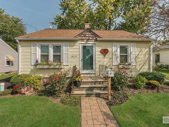 Adorable Cottage style 1950s Home