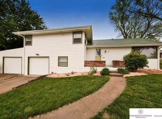 1101 Hillcrest Dr, Bellevue, NE 68005