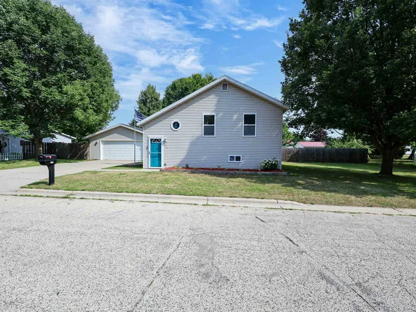 215 7th St, Oconto, WI 54153