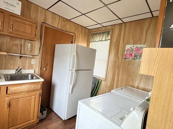 129 Cabot St, Lowell, MA 01854