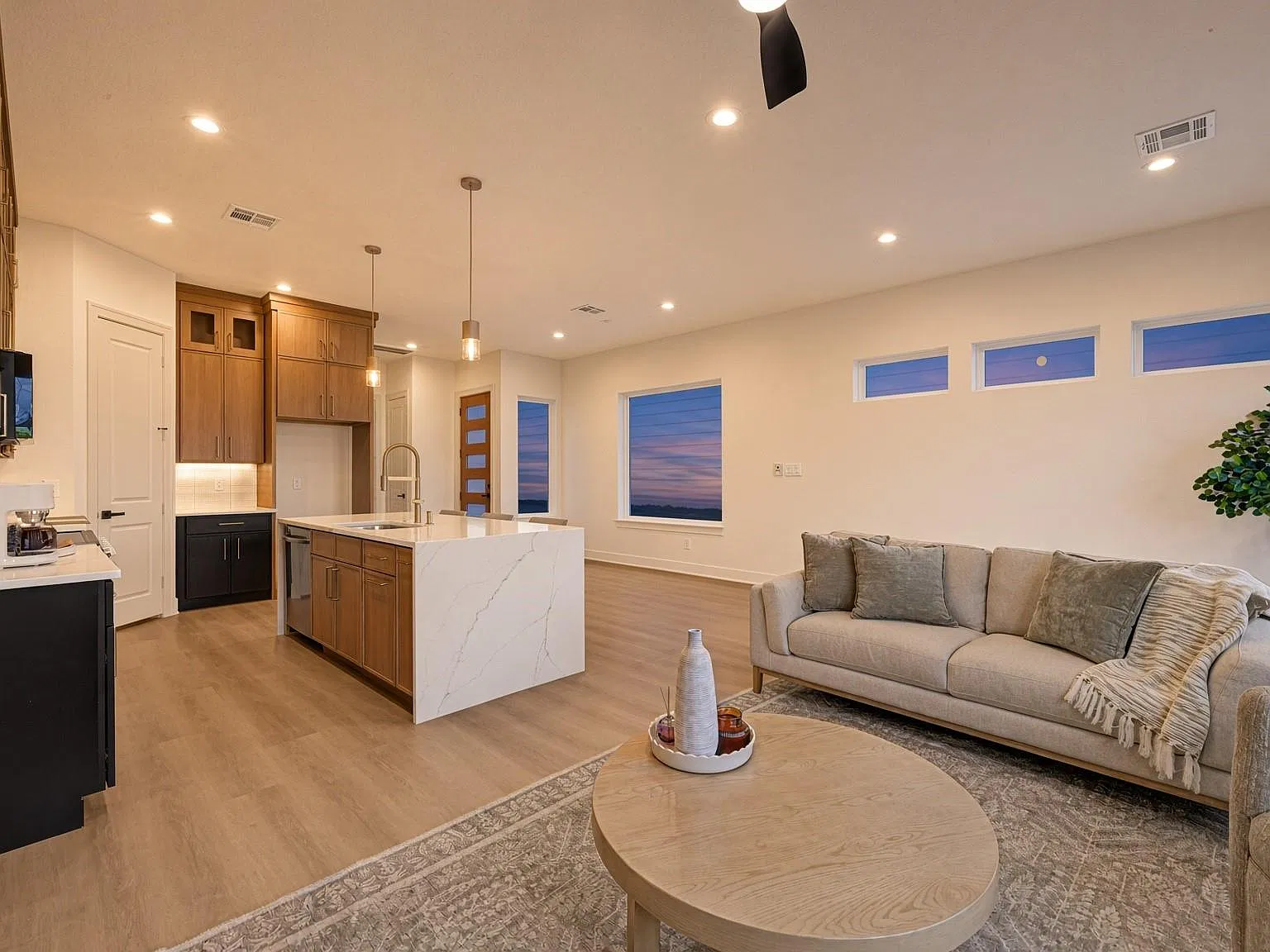 3 bed, 2.5 bath, 1905 sqft, $2,600 — Photo 1