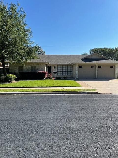 1st image of 220 Paisano Dr