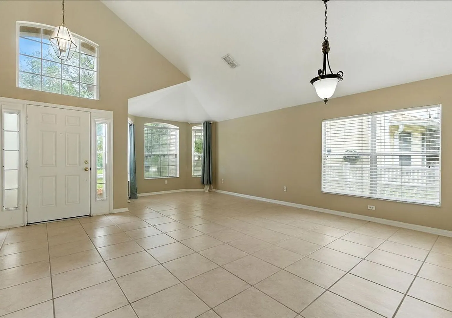 5 BR / 2.5 BA Home In Avalon Lakes — Photo 3