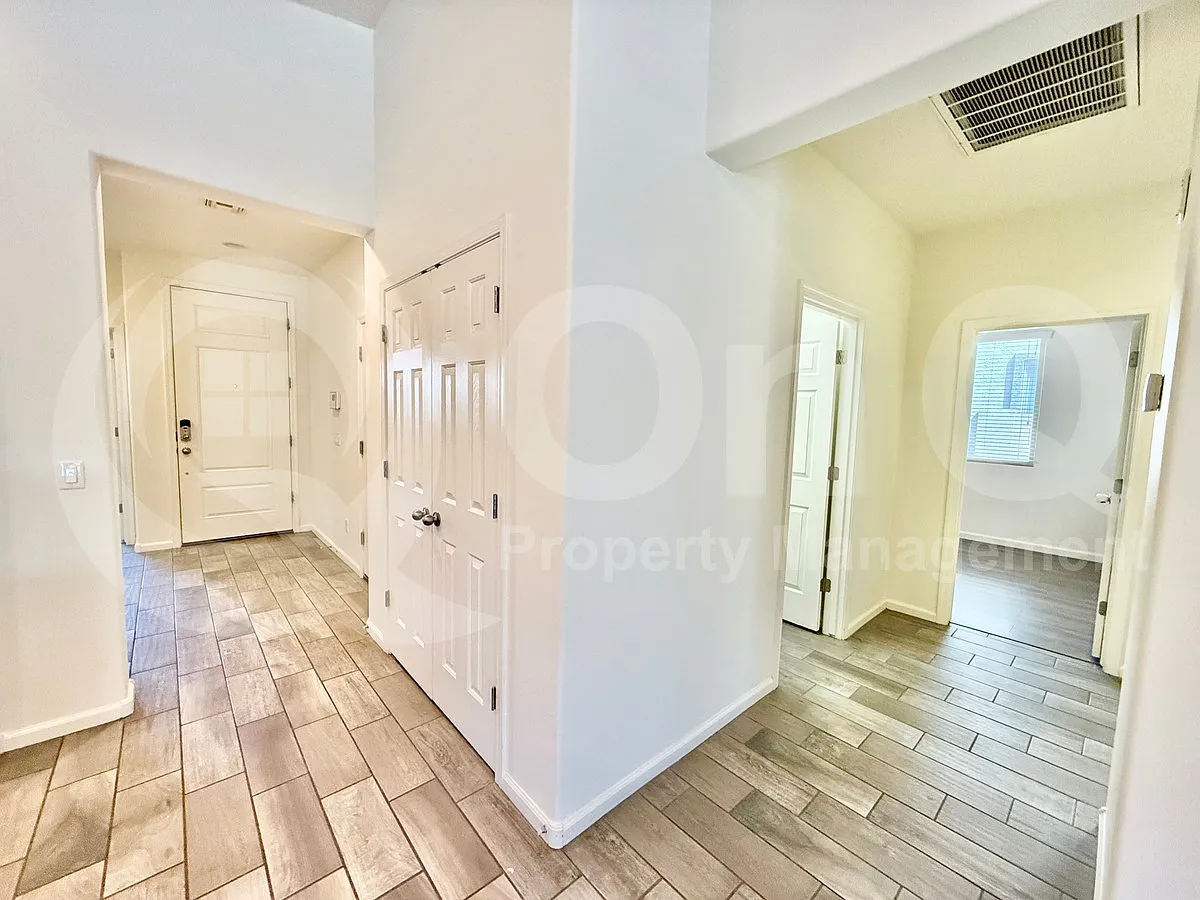 5 bed, 3.0 bath, 1940 sqft, $2,495 — Photo 3