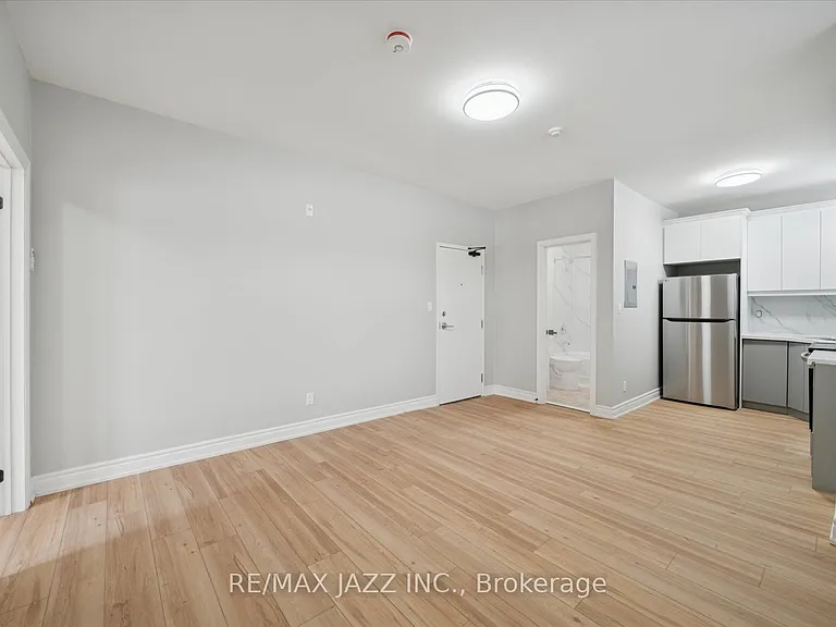 251 Simcoe St S #201 — Photo 3