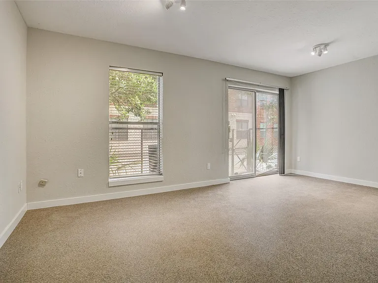 910 Ruthven St — Photo 13