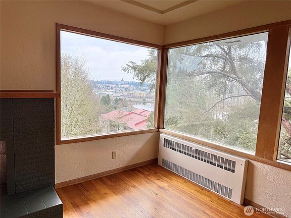 4th image of 905 Quince Street NE
