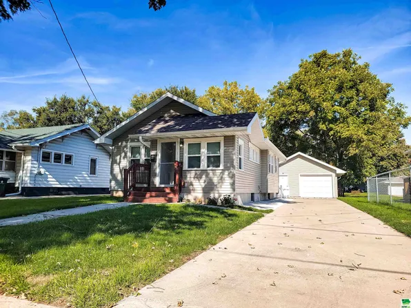 2317 W 2nd St, Sioux City, IA 51103