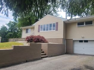 9 Fieldstone Ln, West Milford, NJ 07480