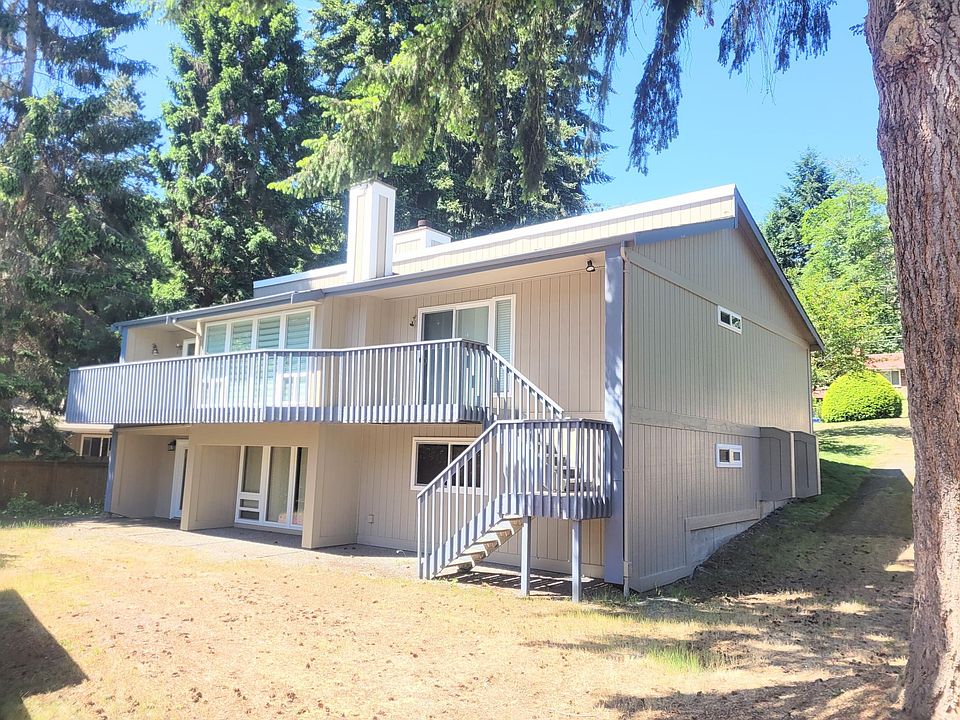 upper rear - private balcony deck