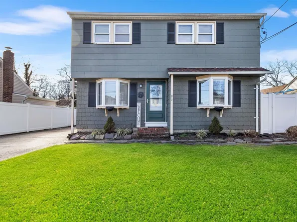 517 S 9th Street, Lindenhurst, NY 11757