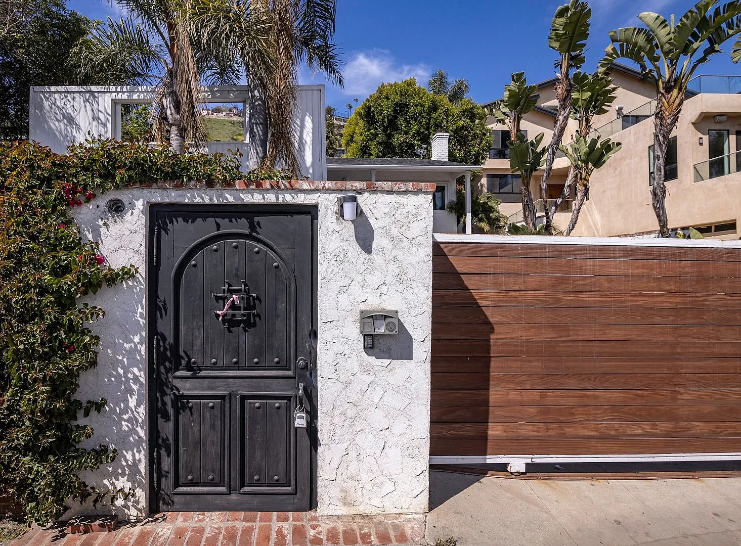 Furnished Malibu Beach House with Ocean Views, Private Garden & Expansive Decks — Photo 2