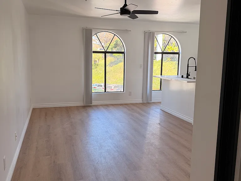 Salt & Vine Oceanside Apartments — Photo 10