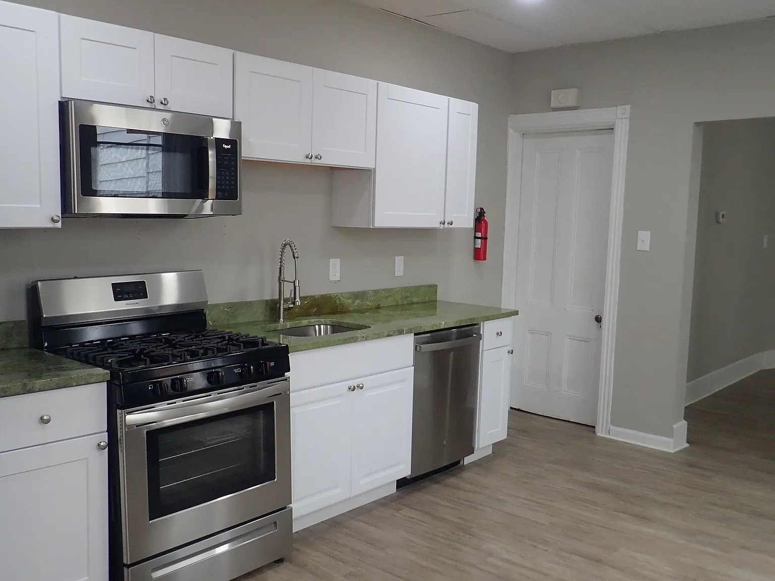 2 bed, 927 sqft, $1,525 — Photo 2