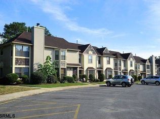 9 Cambridge Townhouse Dr, Egg Harbor Twp, NJ 08234