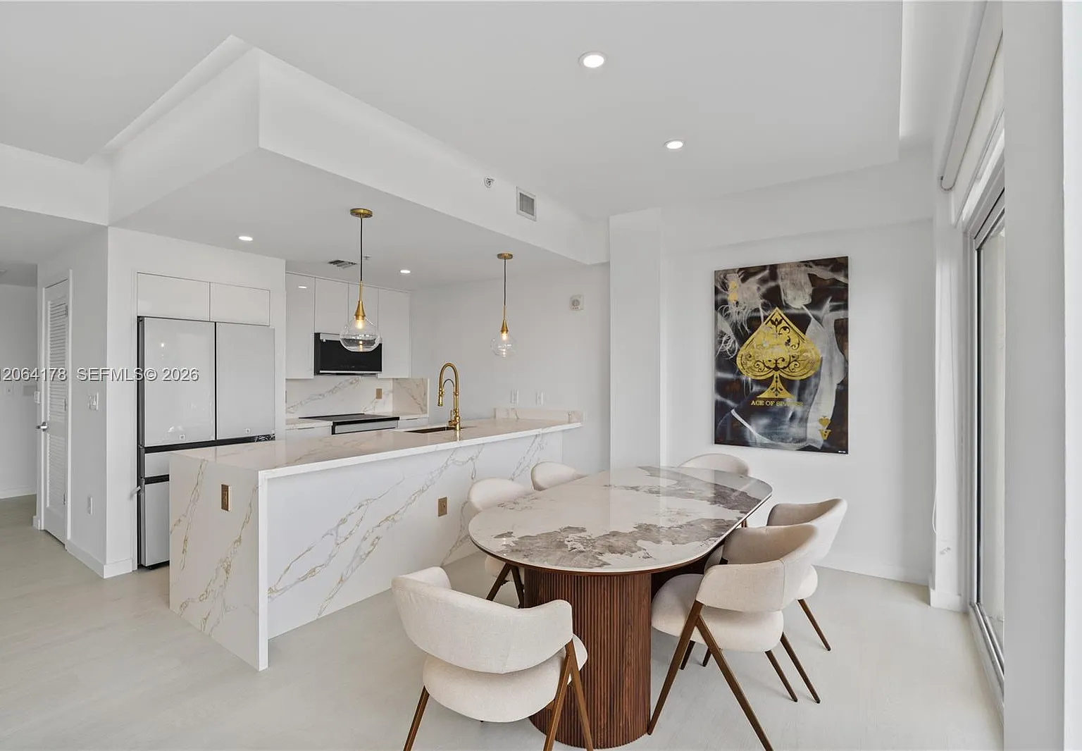Midblock Miami Condo — Photo 1