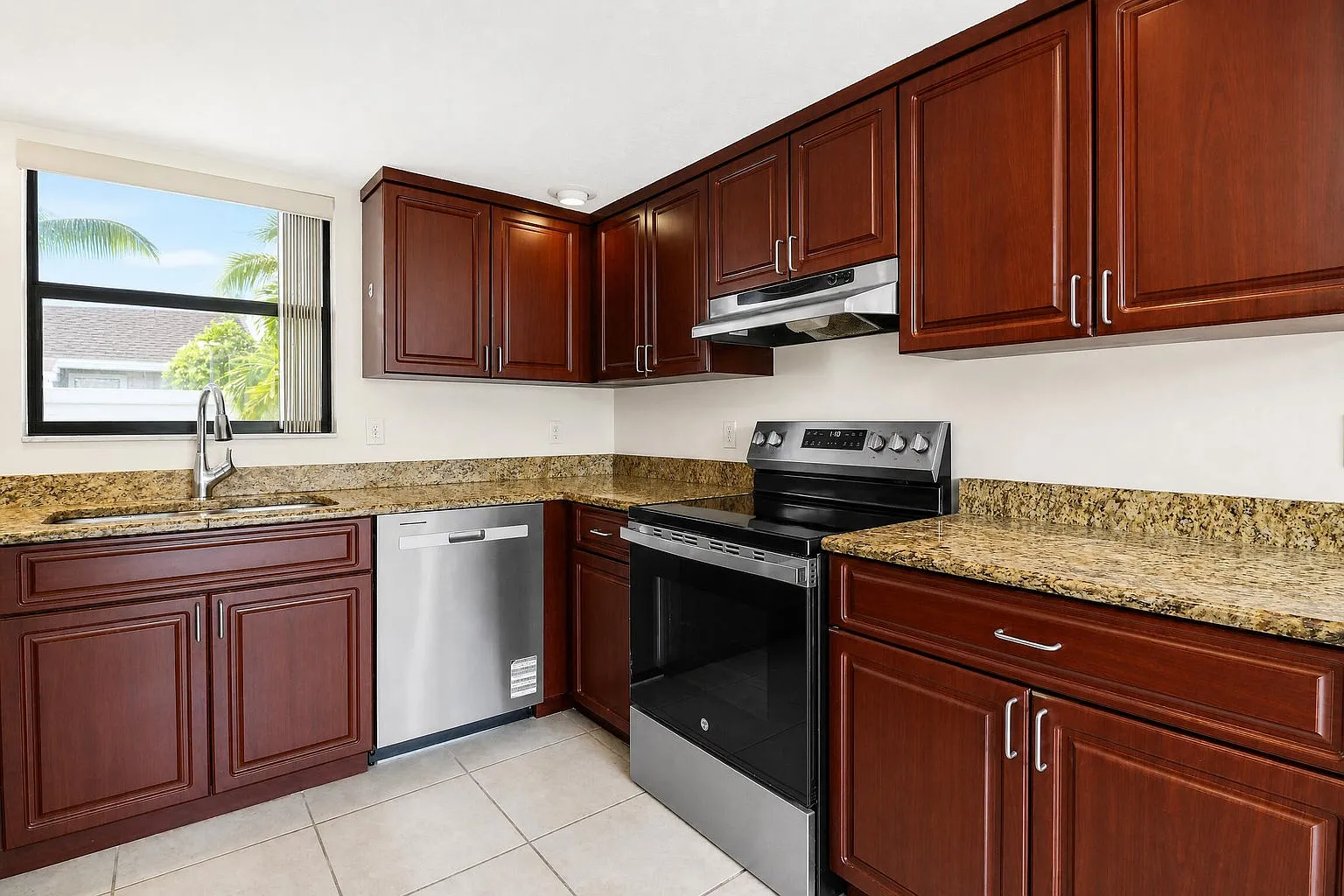 3 bed, 1435 sqft, $3,400 — Photo 2