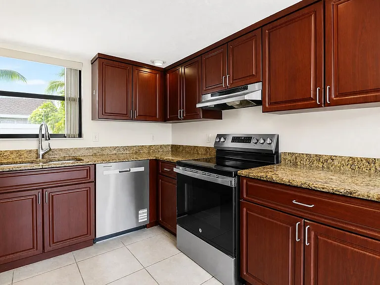 202 Lakewood Dr — Photo 2