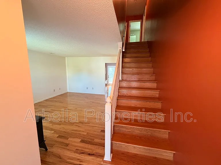 215 Radford Dr — Photo 7