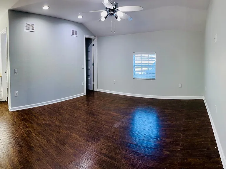 4413 Moravian Dr — Photo 4