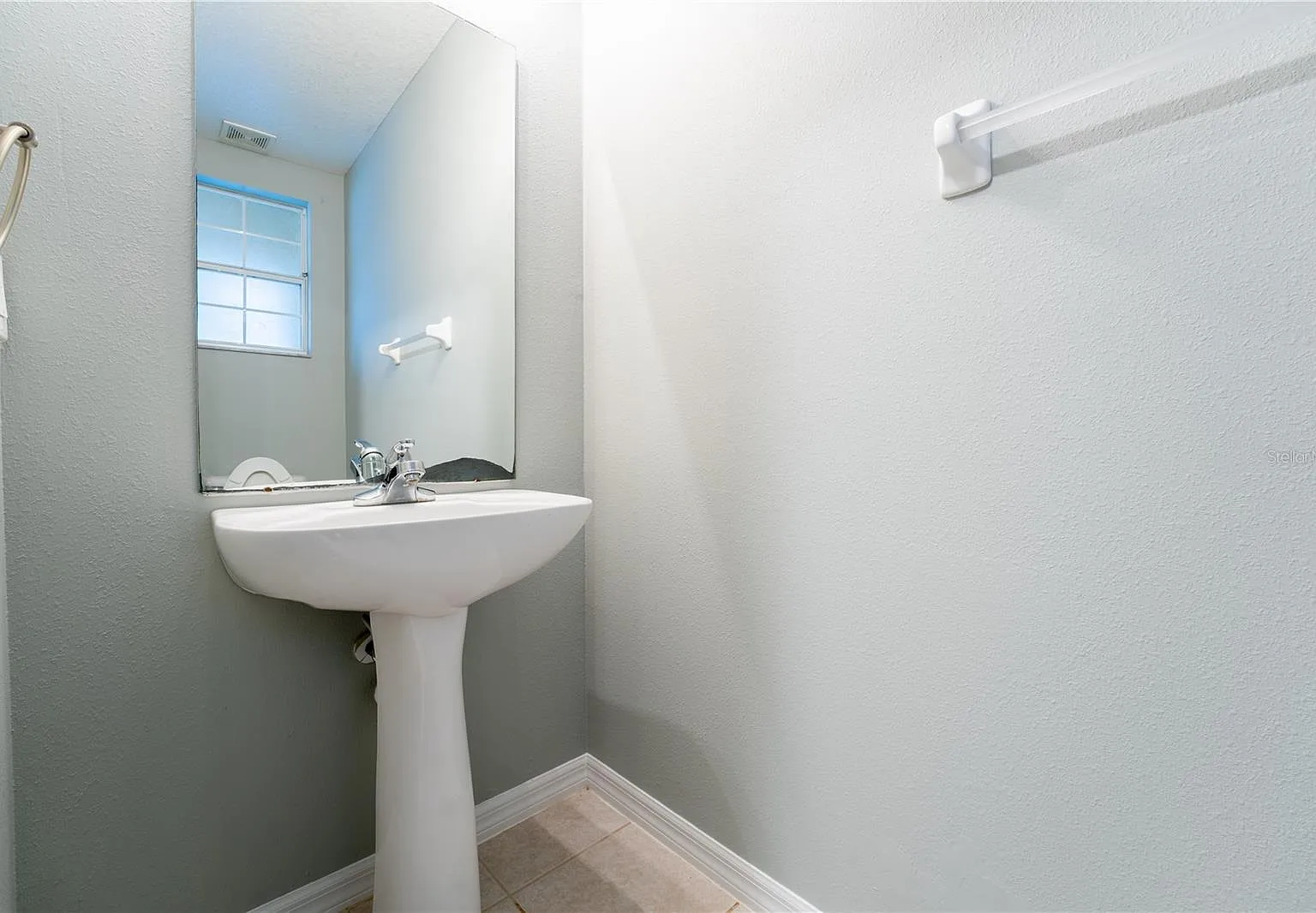 3 bed, 2.5 bath, 1387 sqft, $2,100 — Photo 4