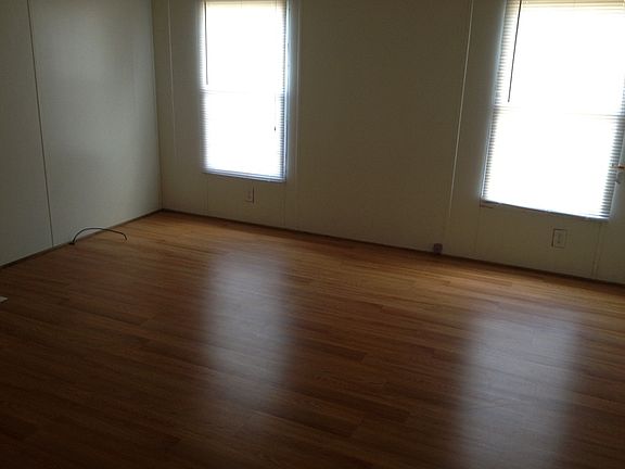 5th image of 587 Summerlea Cir SE