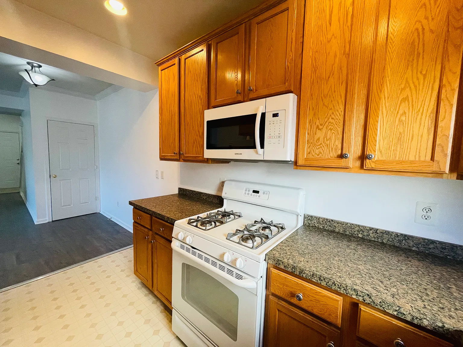 2 bed, 1525 sqft, $2,400 — Photo 4