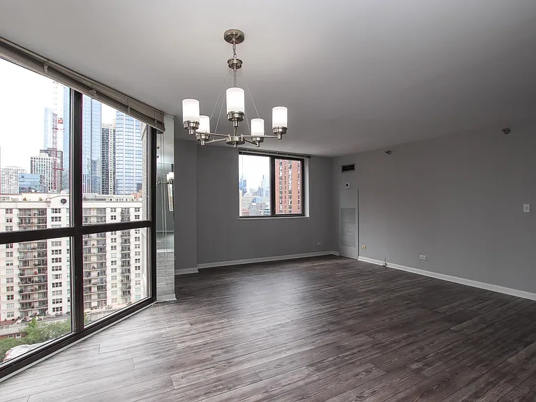 33 W Delaware Pl #19A — Photo 5