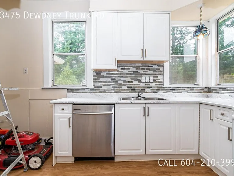 33475 Dewdney Trunk Rd — Photo 4