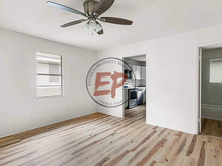 1920 Lyle Ave — Photo 5