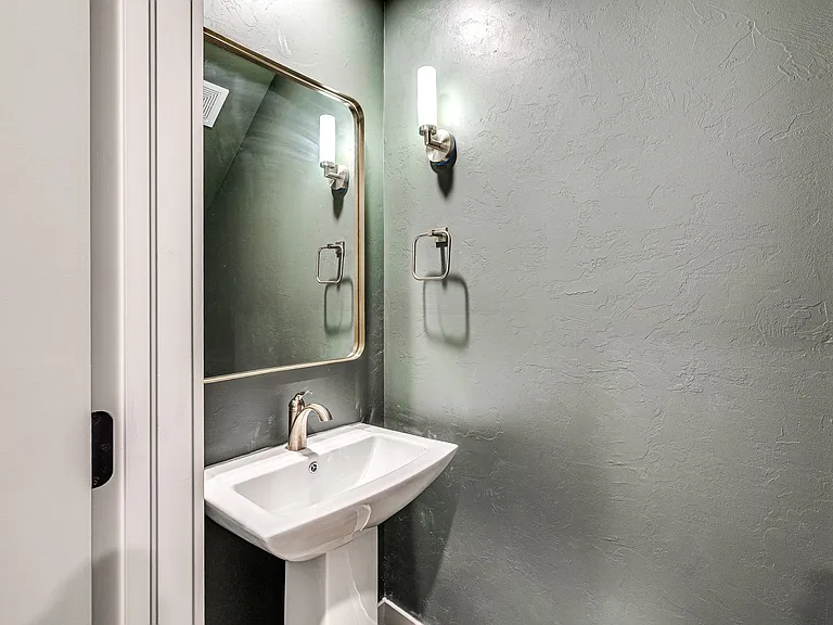 616 W 2nd St #100 — Photo 18