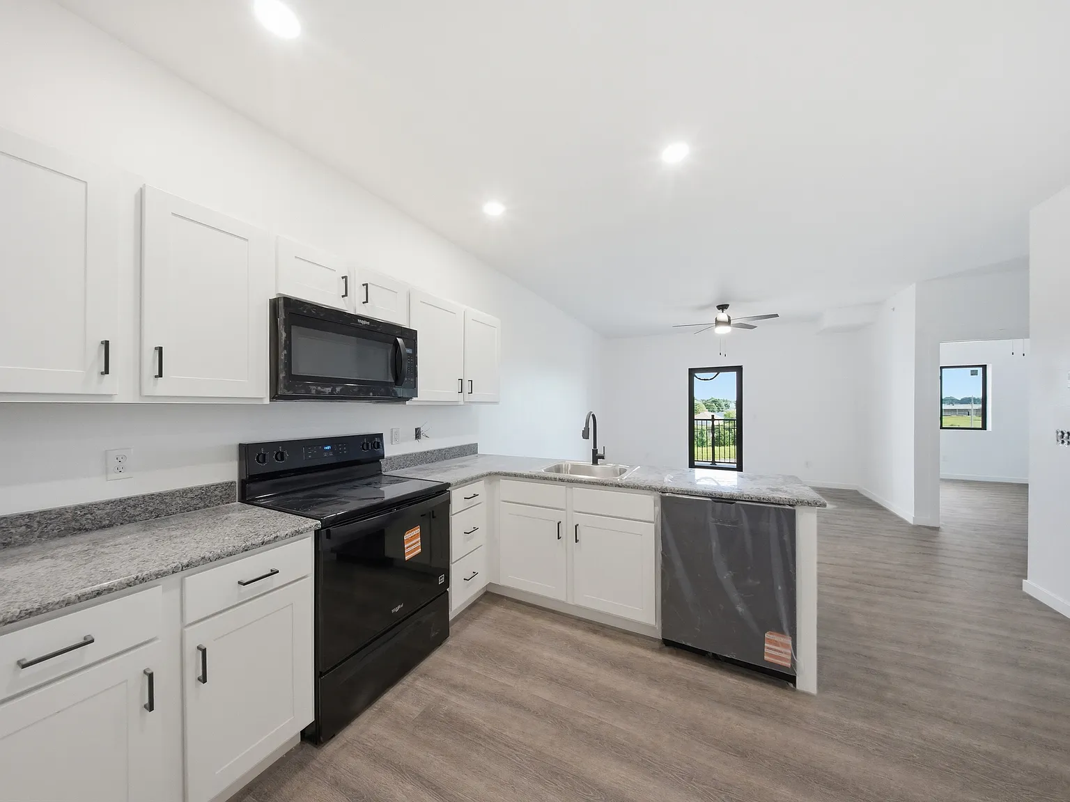 Studio, $845 — Photo 4