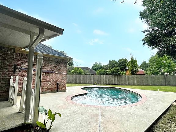 4th image of 301 Teakwood Dr