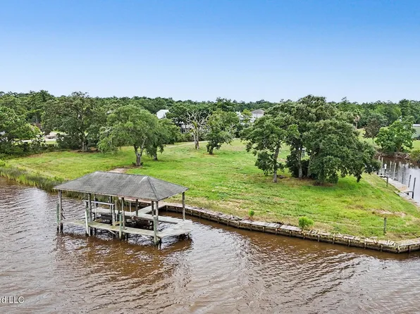5160 W Midway Dr, Pass Christian, MS 39571