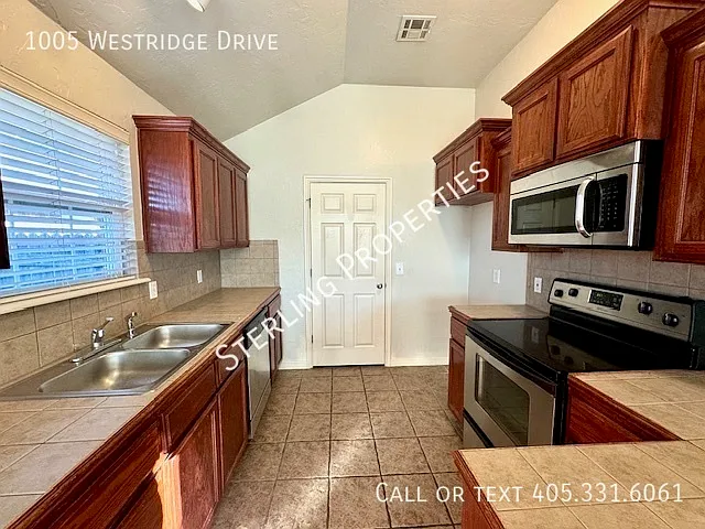 1005 Westridge Dr — Photo 11