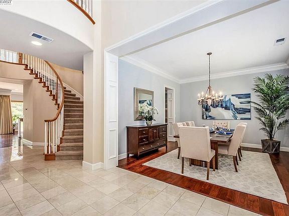 3rd image of 866 Sunset Creek Ln