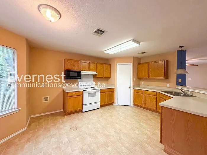 109 Covey Ln — Photo 3