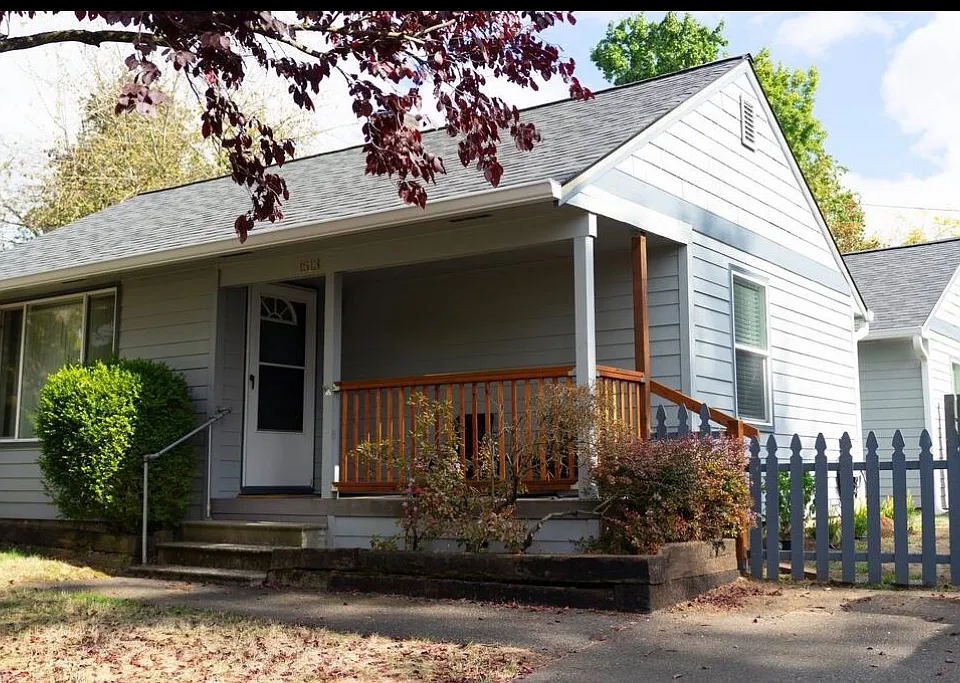 1513 Manor Ln