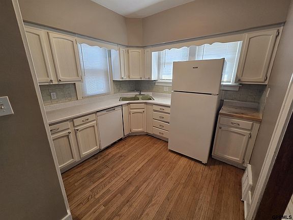 4th image of 2855 Newport Ave
