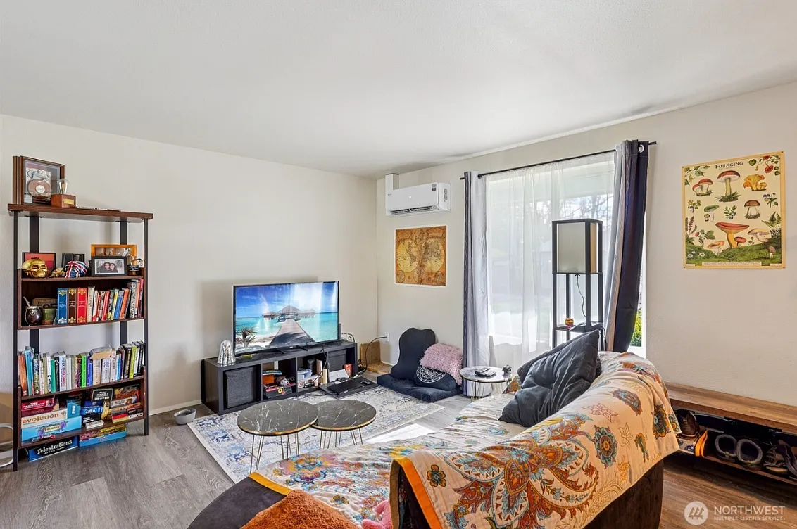 3 bed, 1215 sqft, $2,550 — Photo 2