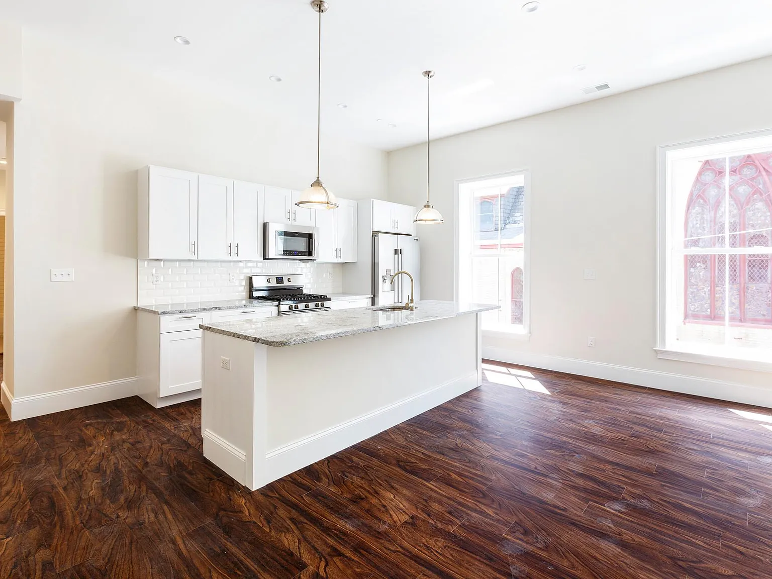 3 bed, 1000 sqft, $5,550 — Photo 2