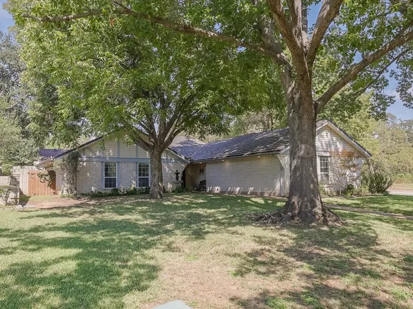 2001 Heather Way Dr, Arlington, TX 76012