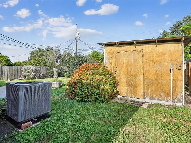 4637 Calvin Dr — Photo 38