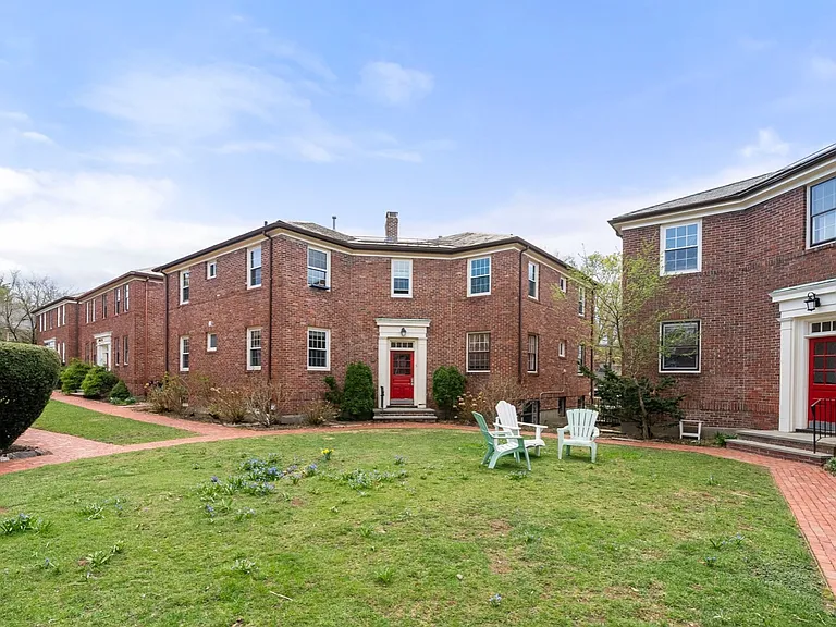 5 Garden Ct #1 — Photo 1
