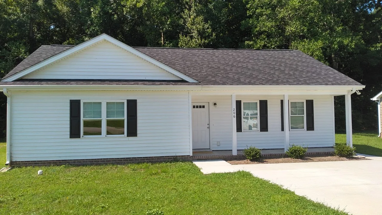 3 bed, 1307 sqft, $1,500 — Photo 1