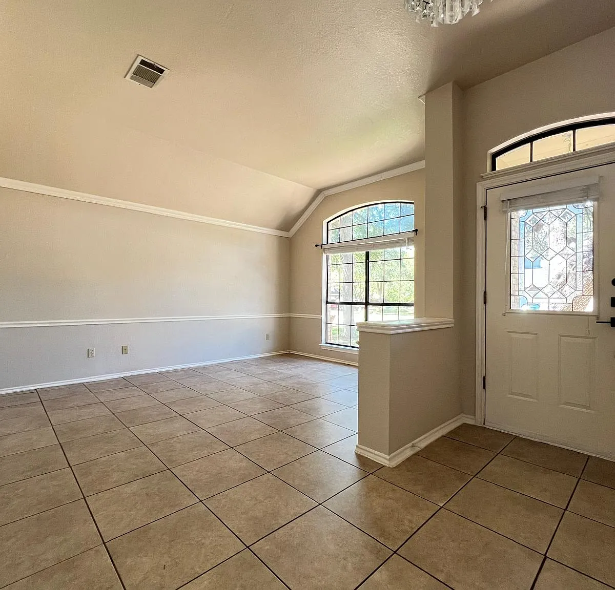 3 bed, 2131 sqft, $3,100 — Photo 2