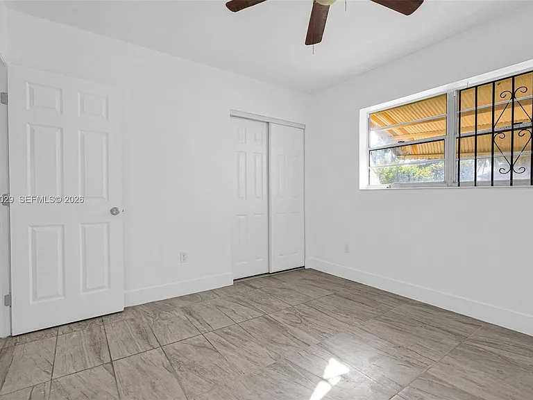 14600 NE 14th Ave #1 — Photo 17