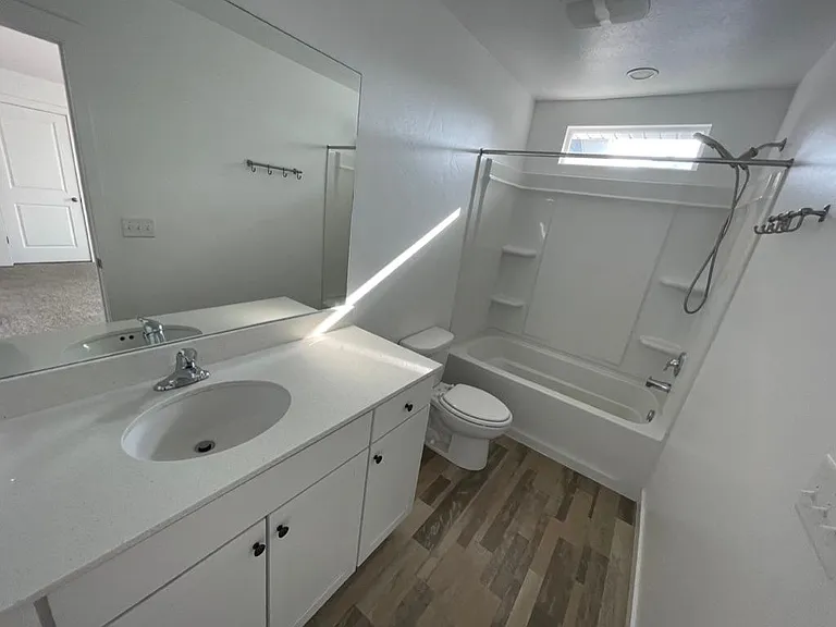 Master Bathroom (Upstairs)