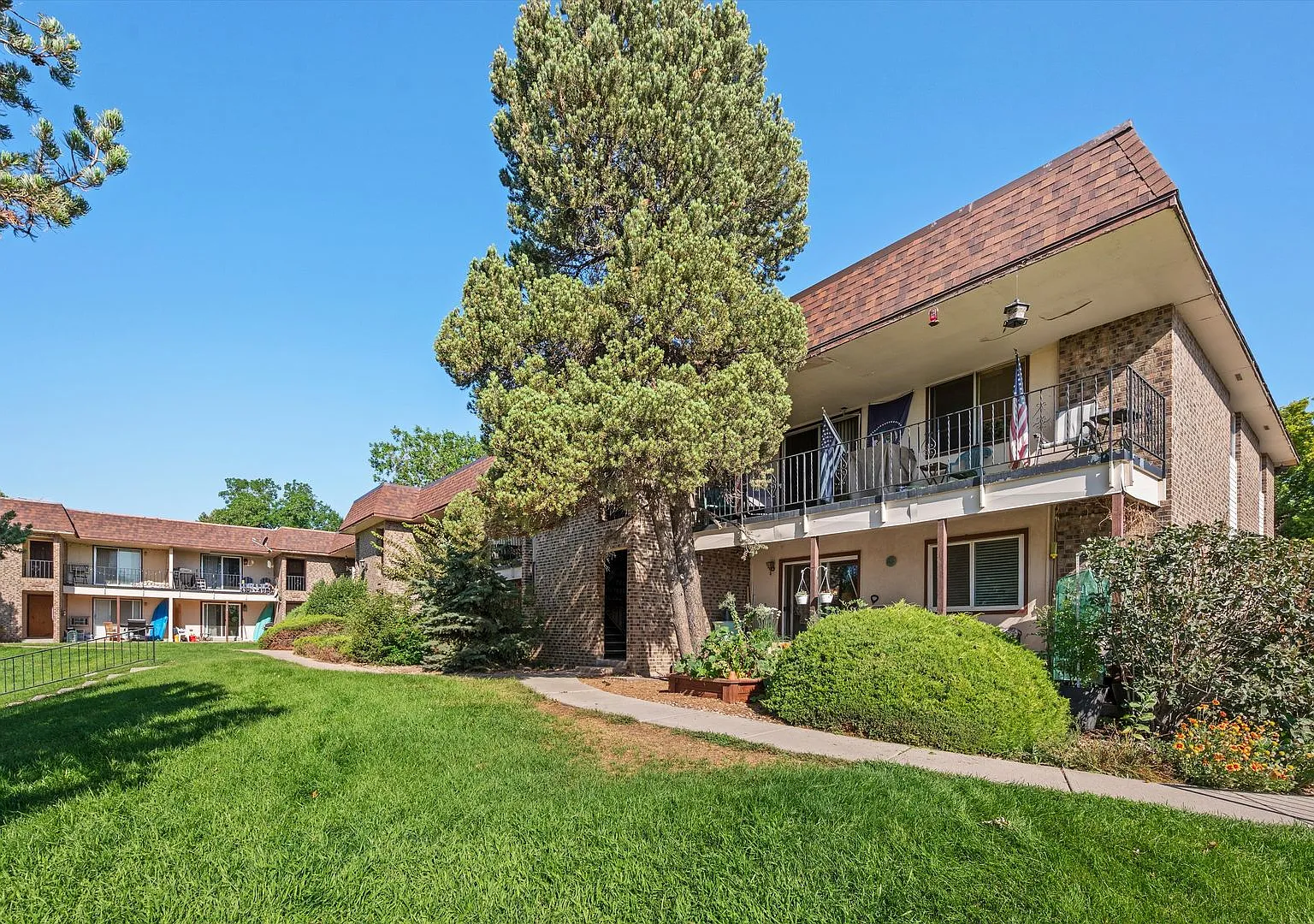 Bright & Inviting 2 Bedroom Condo in Denver — Photo 1