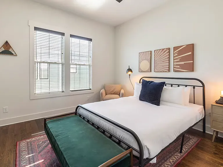 1027 E Trinity Ln #9 — Photo 8